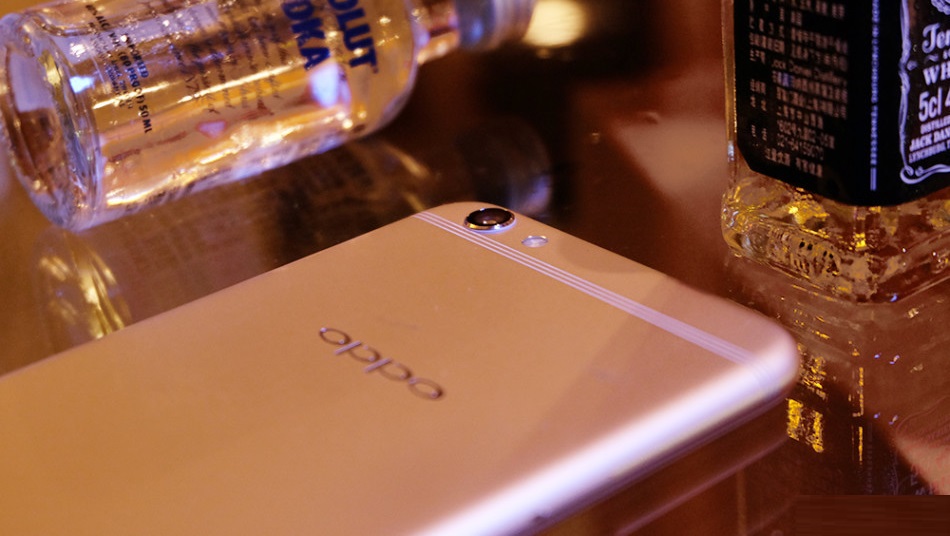Cận cảnh OPPO R9s camera 16/16MP, dải ăng ten mới Cận cảnh OPPO R9s camera 16/16MP, dải ăng ten mới