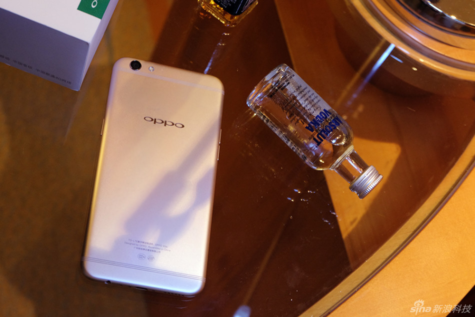 Cận cảnh OPPO R9s camera 16/16MP, dải ăng ten mới Cận cảnh OPPO R9s camera 16/16MP, dải ăng ten mới