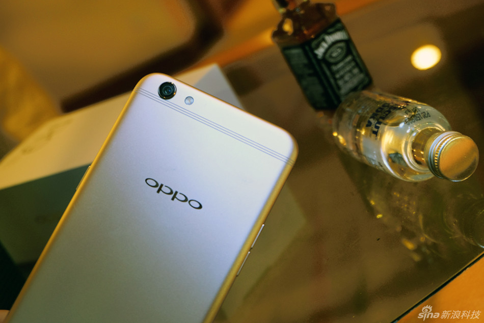 Cận cảnh OPPO R9s camera 16/16MP, dải ăng ten mới Cận cảnh OPPO R9s camera 16/16MP, dải ăng ten mới