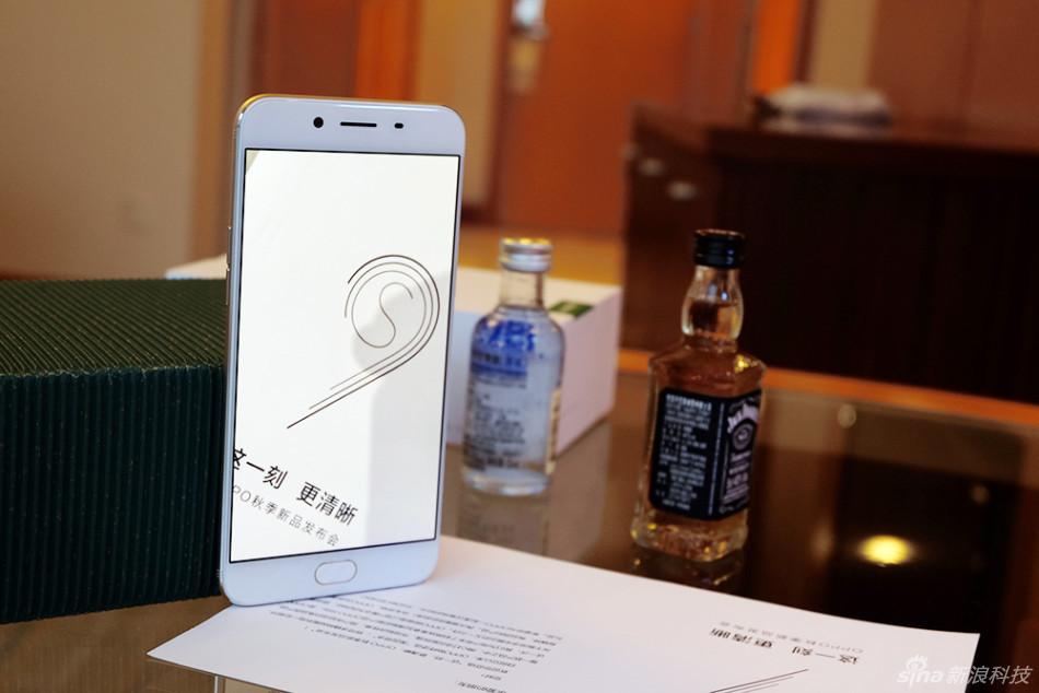 Cận cảnh OPPO R9s camera 16/16MP, dải ăng ten mới Cận cảnh OPPO R9s camera 16/16MP, dải ăng ten mới