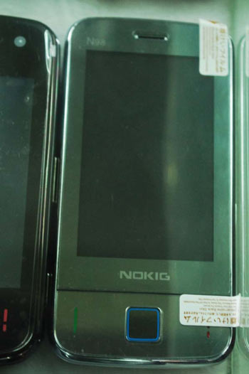 Một chiếc Nokia nhái thời đầu những năm 2000 Một chiếc Nokia nhái thời đầu những năm 2000