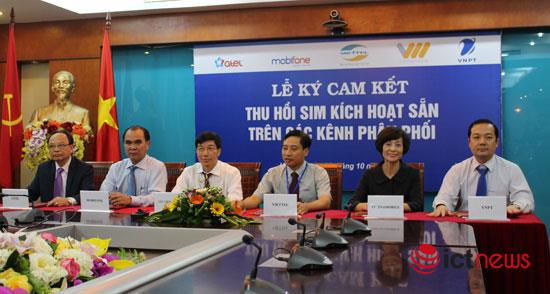 Tổng giám đốc GTel Trần Minh Thiệu (ngoài cùng bên trái) tại lễ ký cam kết thu hồi SIM kích hoạt sẵn trên các kênh phân phối diễn ra chiều ngày 28/10 tại trụ sở Bộ TT&TT. Tổng giám đốc GTel Trần Minh Thiệu (ngoài cùng bên trái) tại lễ ký cam kết thu hồi SIM kích hoạt sẵn trên các kênh phân phối diễn ra chiều ngày 28/10 tại trụ sở Bộ TT&TT.