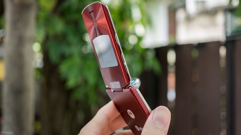 Trên tay điện thoại cổ: Motorola RAZR V3xx mỏng như dao cạo Trên tay điện thoại cổ: Motorola RAZR V3xx mỏng như dao cạo