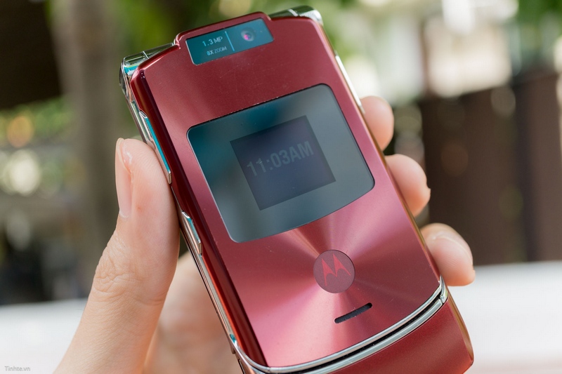 Trên tay điện thoại cổ: Motorola RAZR V3xx mỏng như dao cạo Trên tay điện thoại cổ: Motorola RAZR V3xx mỏng như dao cạo
