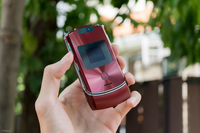 Trên tay điện thoại cổ: Motorola RAZR V3xx mỏng như dao cạo Trên tay điện thoại cổ: Motorola RAZR V3xx mỏng như dao cạo