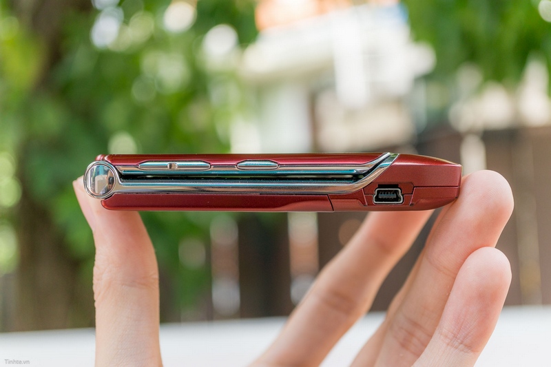 Trên tay điện thoại cổ: Motorola RAZR V3xx mỏng như dao cạo Trên tay điện thoại cổ: Motorola RAZR V3xx mỏng như dao cạo