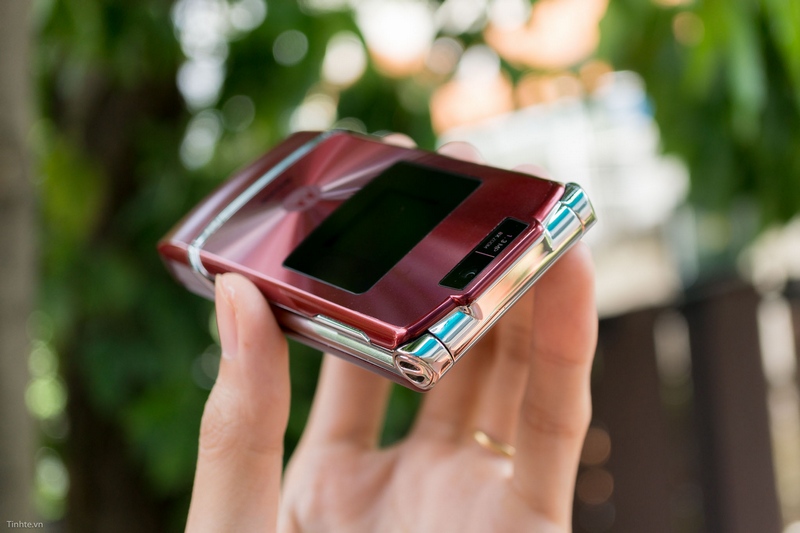 Trên tay điện thoại cổ: Motorola RAZR V3xx mỏng như dao cạo Trên tay điện thoại cổ: Motorola RAZR V3xx mỏng như dao cạo