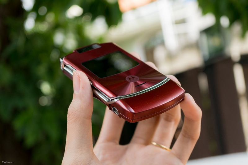 Trên tay điện thoại cổ: Motorola RAZR V3xx mỏng như dao cạo Trên tay điện thoại cổ: Motorola RAZR V3xx mỏng như dao cạo