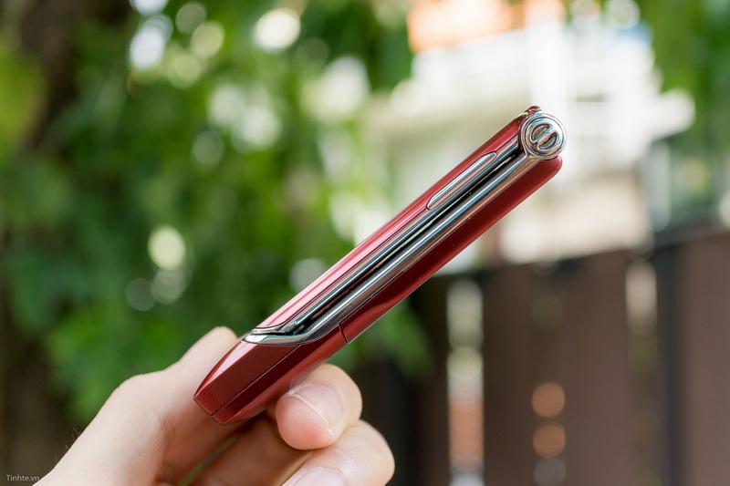 Trên tay điện thoại cổ: Motorola RAZR V3xx mỏng như dao cạo Trên tay điện thoại cổ: Motorola RAZR V3xx mỏng như dao cạo