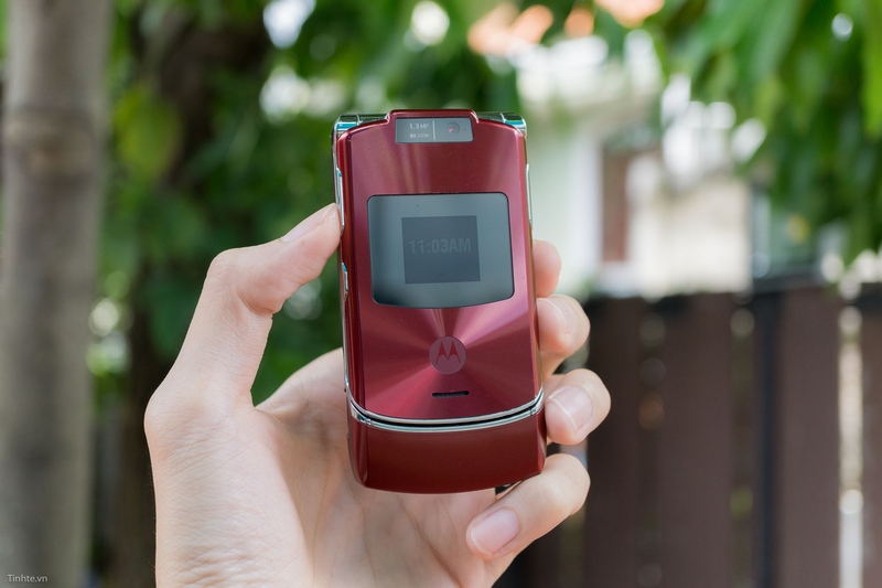 Trên tay điện thoại cổ: Motorola RAZR V3xx mỏng như dao cạo Trên tay điện thoại cổ: Motorola RAZR V3xx mỏng như dao cạo