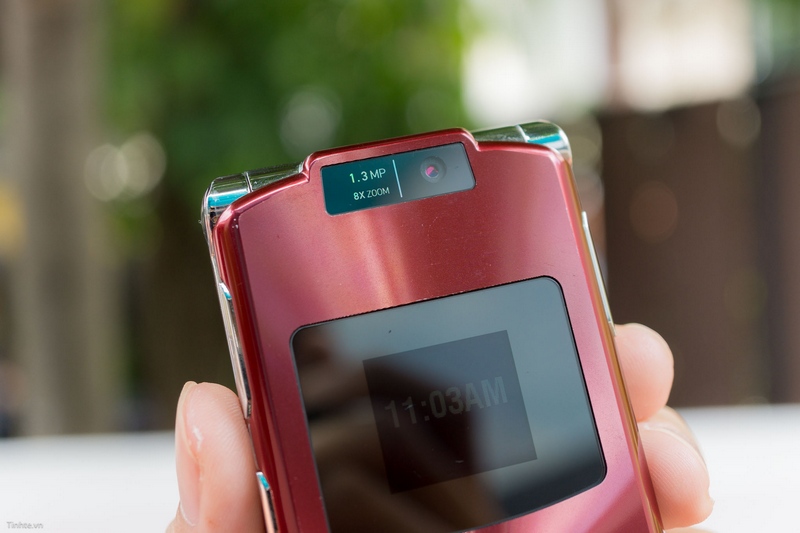 Trên tay điện thoại cổ: Motorola RAZR V3xx mỏng như dao cạo Trên tay điện thoại cổ: Motorola RAZR V3xx mỏng như dao cạo