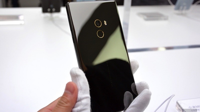 Đập hộp Xiaomi Mi MIX, smartphone cực đẹp với viền cạnh biến mất Đập hộp Xiaomi Mi MIX, smartphone cực đẹp với viền cạnh biến mất