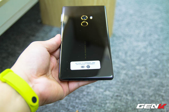 Mở hộp Xiaomi Mi Mix duy nhất tại Việt Nam: Đẹp đến khó tin, giá 30 triệu đồng