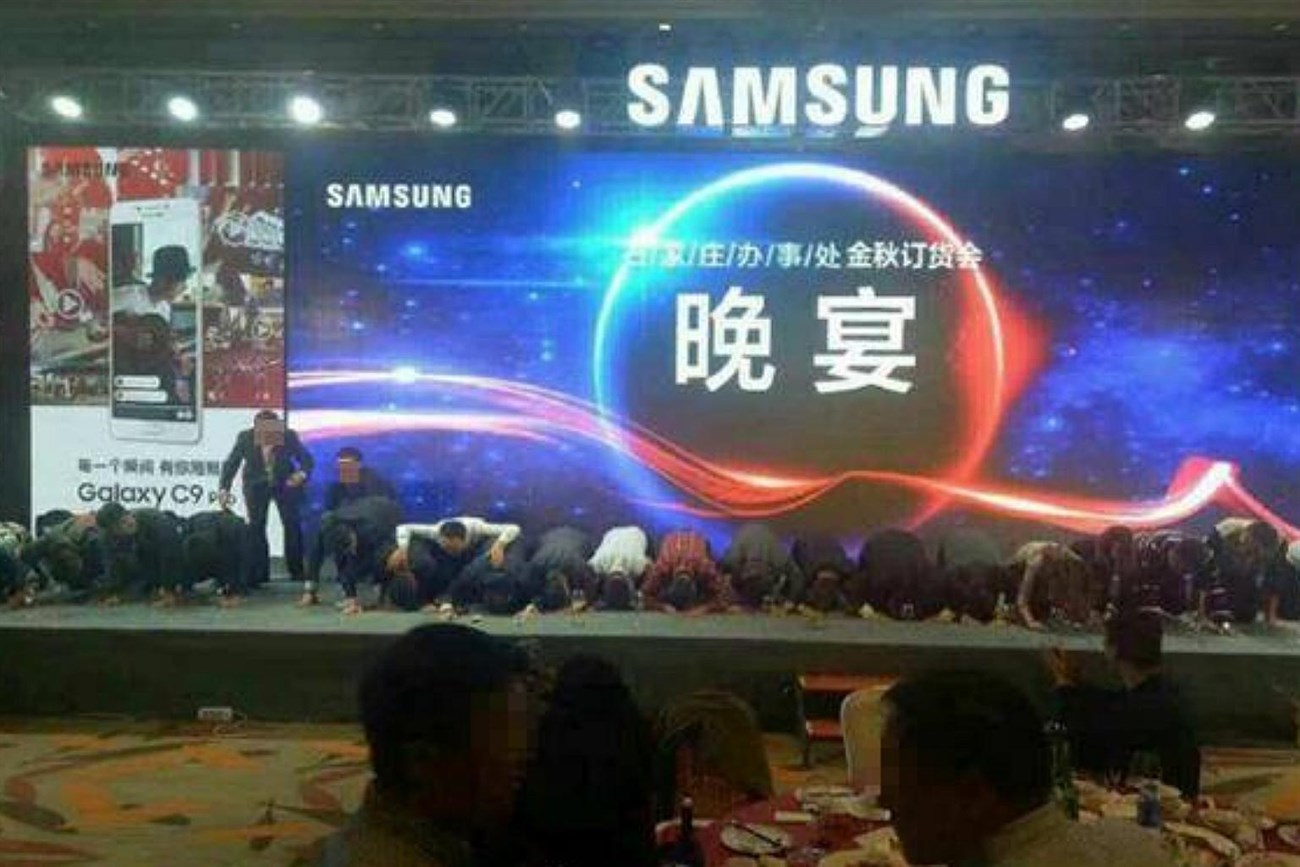 Lãnh đạo cấp cao Samsung quỳ gối thể hiện lòng biết ơn tới những nhà phân phối trung thành