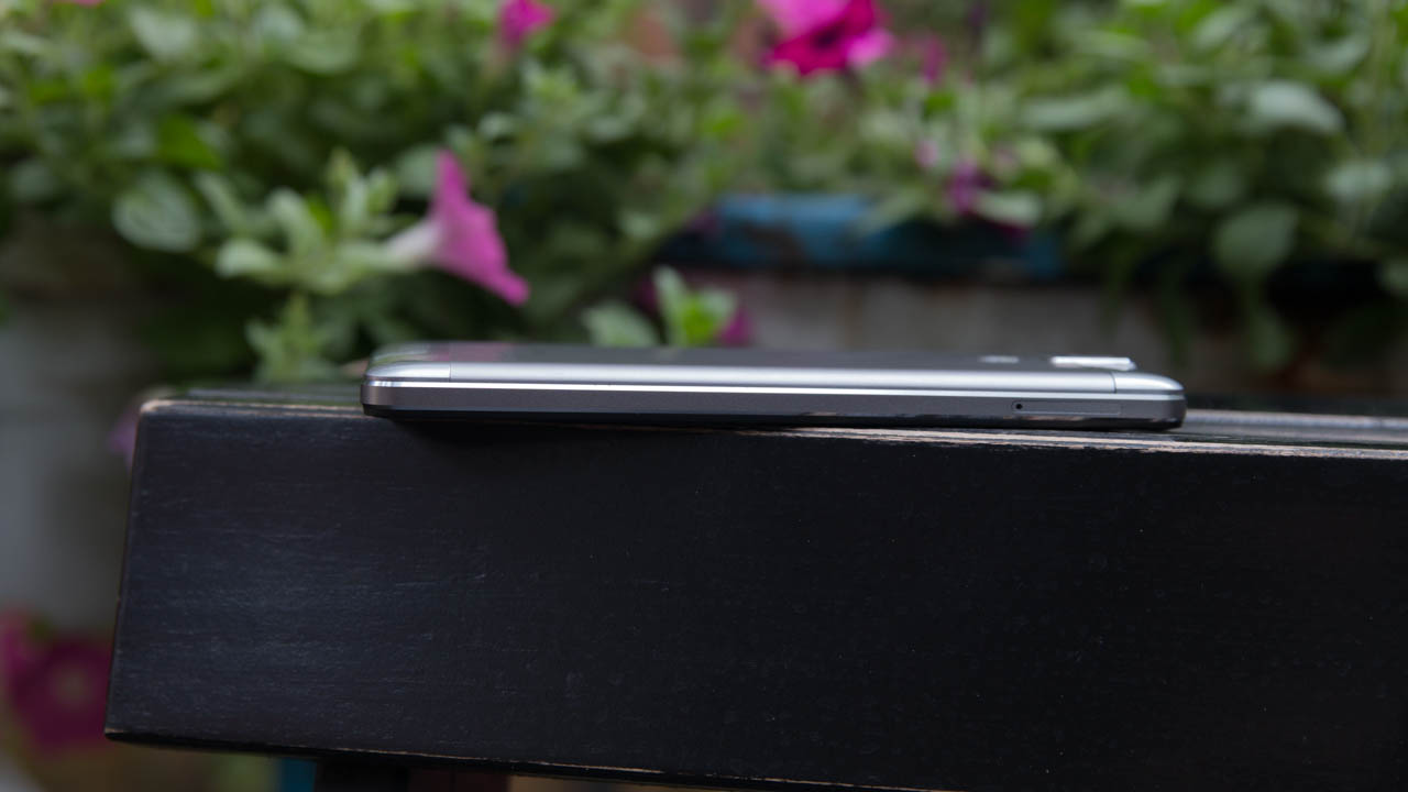 cạnh trái của Oukitel K6000 Pro cạnh trái của Oukitel K6000 Pro
