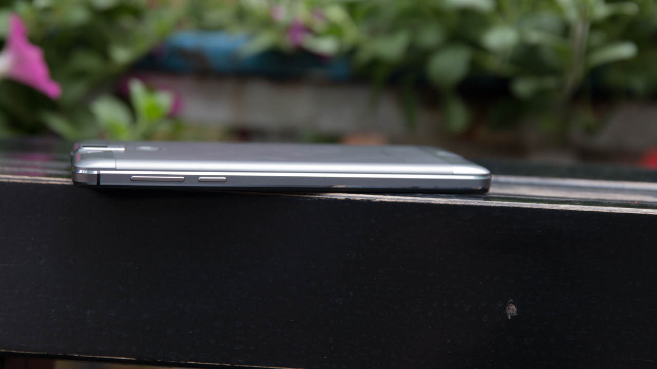cạnh phải của Oukitel K6000 Pro cạnh phải của Oukitel K6000 Pro