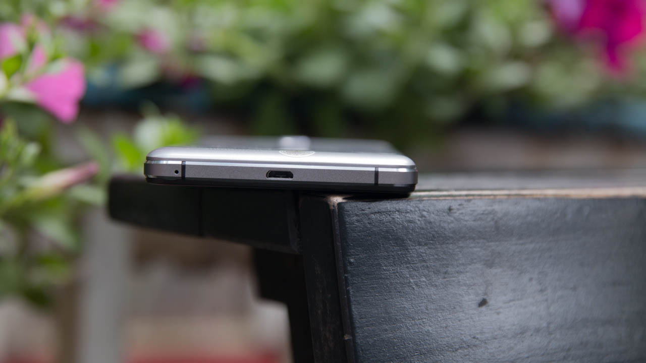 cạnh đáy của Oukitel K6000 Pro cạnh đáy của Oukitel K6000 Pro