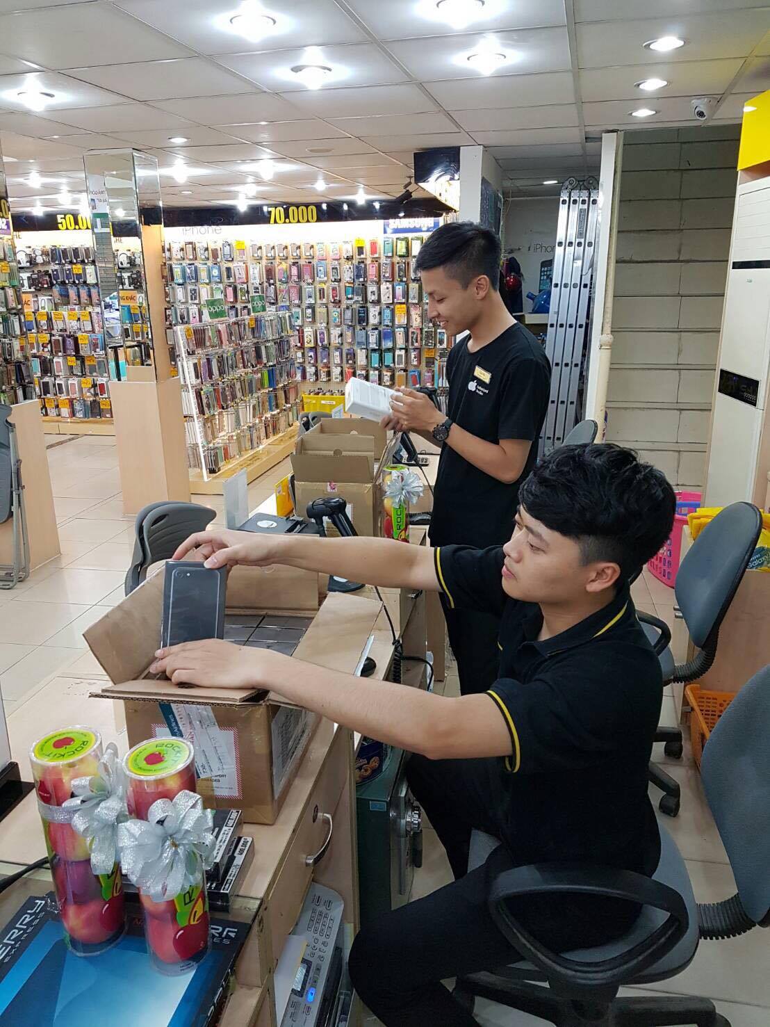 Tại siêu thị Thái Hà (Hà Nội), các nhân viên vẫn đang làm việc vui vẻ dù đã khuya Tại siêu thị Thái Hà (Hà Nội), các nhân viên vẫn đang làm việc vui vẻ dù đã khuya