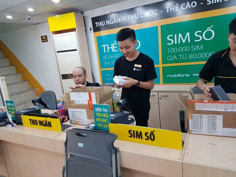 Tại siêu thị Thái Hà (Hà Nội), các nhân viên vẫn đang làm việc vui vẻ dù đã khuya Tại siêu thị Thái Hà (Hà Nội), các nhân viên vẫn đang làm việc vui vẻ dù đã khuya