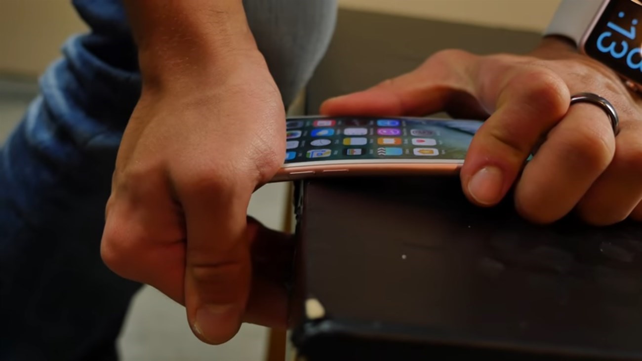 Đọ độ bền giữa iPhone 7 và iPhone 6s bằng cách bẻ cong Đọ độ bền giữa iPhone 7 và iPhone 6s bằng cách bẻ cong