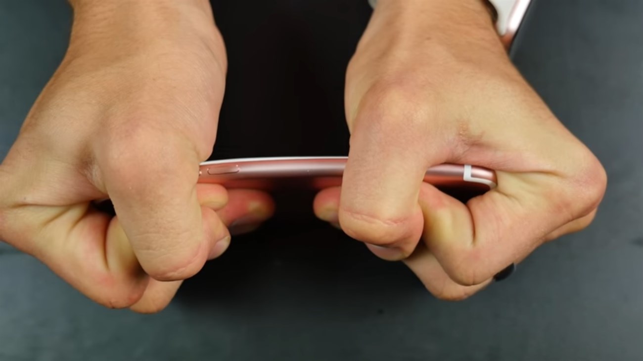 Đọ độ bền giữa iPhone 7 và iPhone 6s bằng cách bẻ cong Đọ độ bền giữa iPhone 7 và iPhone 6s bằng cách bẻ cong