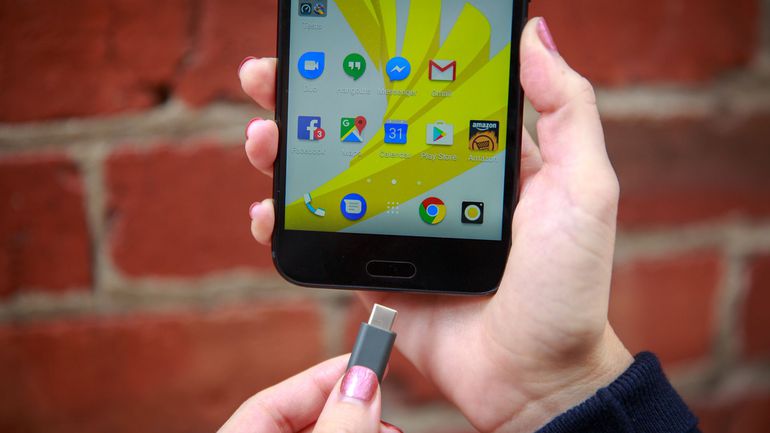 Xem video trên tay HTC Bolt: Smartphone chống nước, bỏ jack tai nghe 3.5mm Xem video trên tay HTC Bolt: Smartphone chống nước, bỏ jack tai nghe 3.5mm
