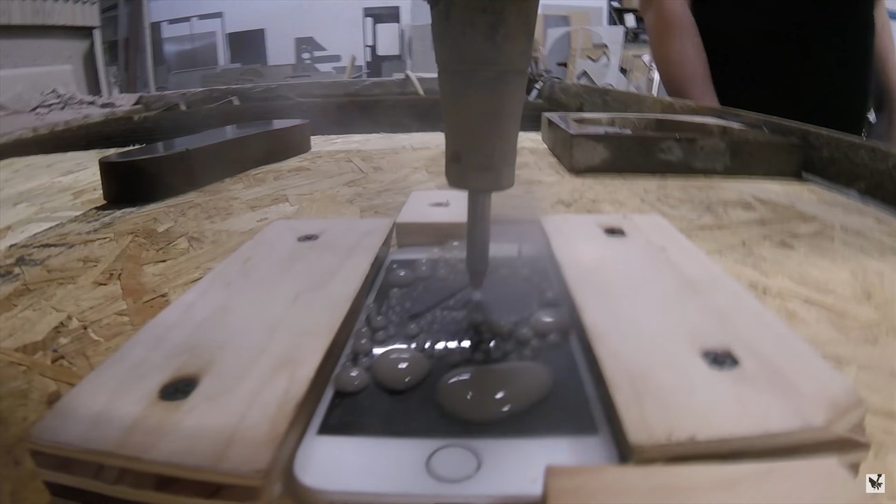 Chiêm ngưỡng iPhone 7 sau khi bị bắt bởi tia nước Dùng máy cưa nước cắt iPhone 7 như cắt đậu phụ