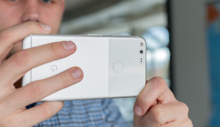 So kè iPhone 7 Plus và Google Pixel XL: Cuộc chiến của hai ông hoàng