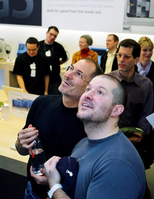 Jonathan Ive và Steve Jobs trong buổi lễ ra mắt sản phâm vào năm 2004