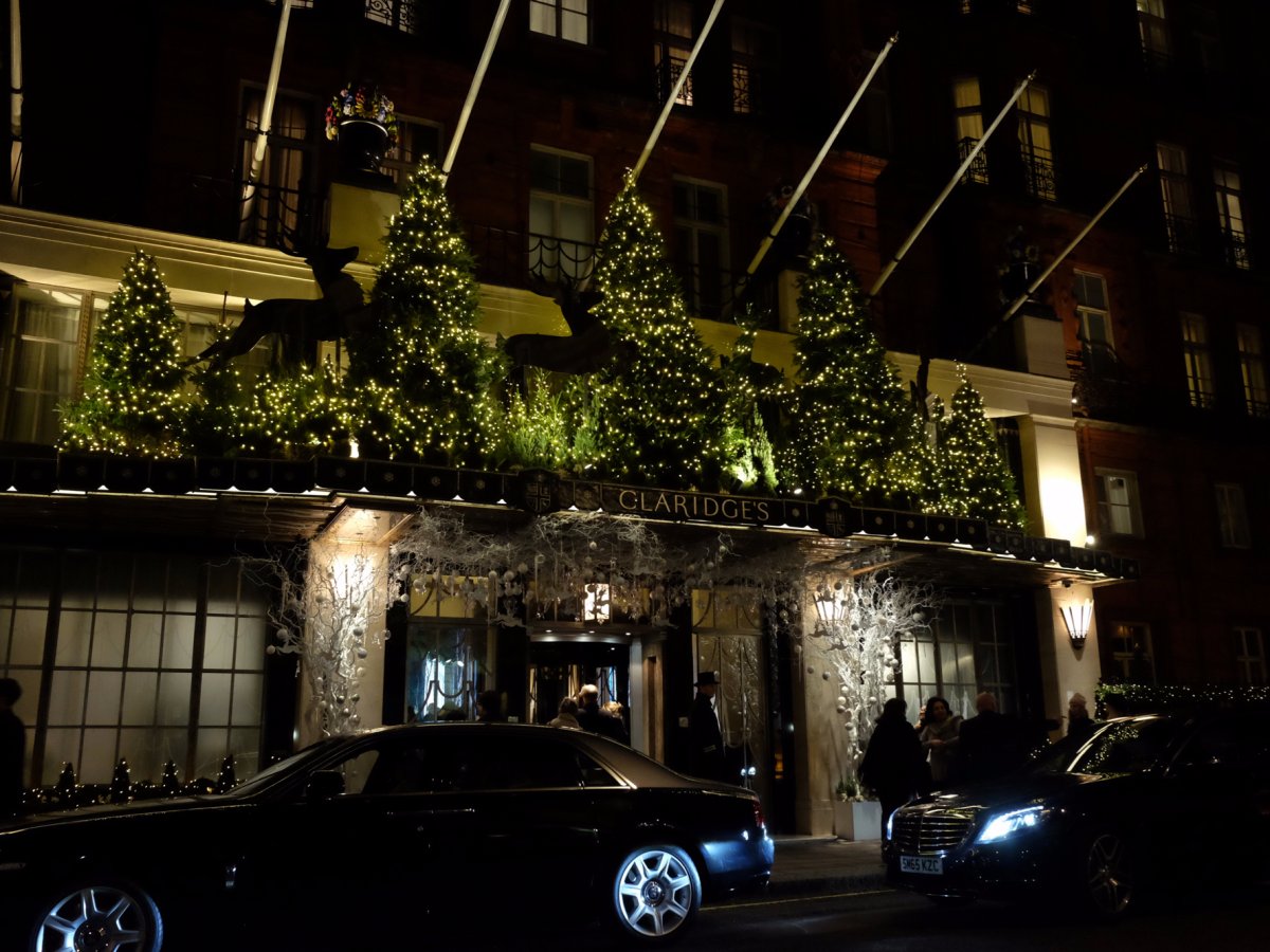 Khách sạn Claridge tại London với những cây Giáng sinh do Jony Ive thiết kế