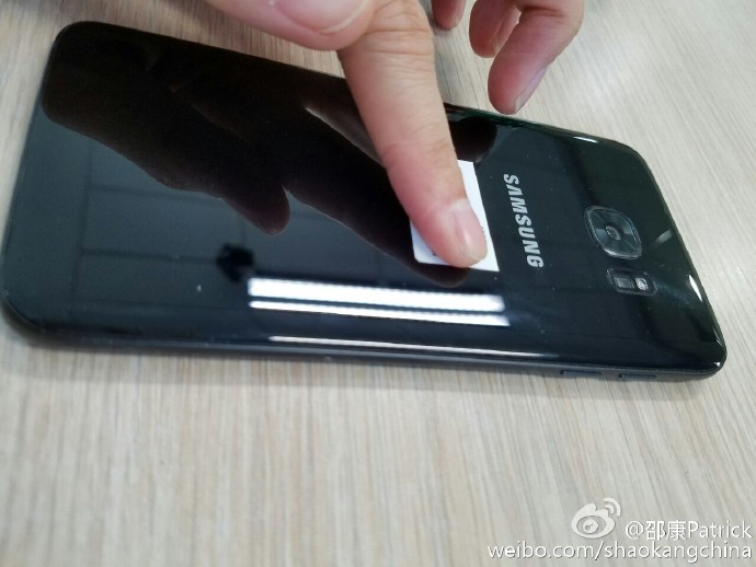 Galaxy S7 Edge Glossy Black bỗng dưng xuất hiện, iPhone 7 Jet Black sắp có “người anh em” Galaxy S7 Edge Glossy Black bỗng dưng xuất hiện, iPhone 7 Jet Black sắp có “người anh em”