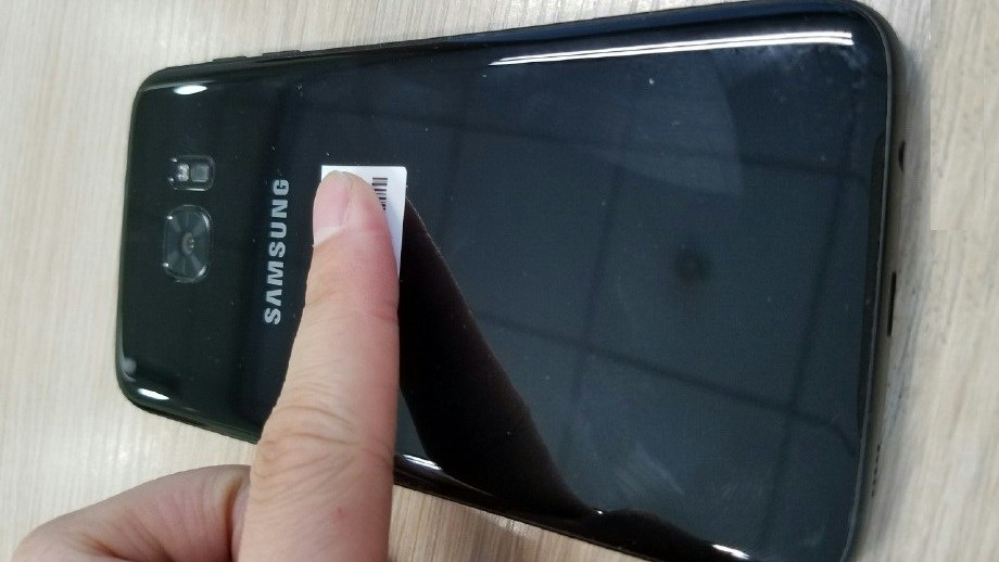 Galaxy S7 Edge Glossy Black bỗng dưng xuất hiện, iPhone 7 Jet Black sắp có “người anh em” Galaxy S7 Edge Glossy Black bỗng dưng xuất hiện, iPhone 7 Jet Black sắp có “người anh em”
