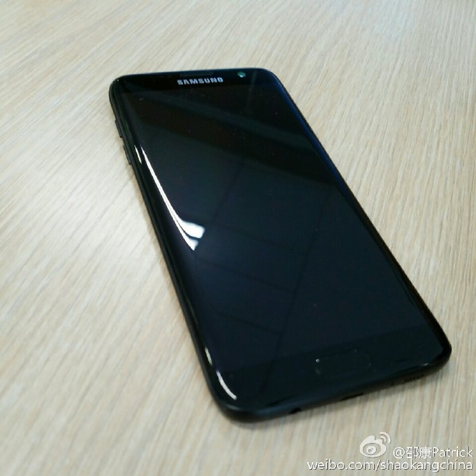 Galaxy S7 Edge Glossy Black bỗng dưng xuất hiện, iPhone 7 Jet Black sắp có “người anh em” Galaxy S7 Edge Glossy Black bỗng dưng xuất hiện, iPhone 7 Jet Black sắp có “người anh em”
