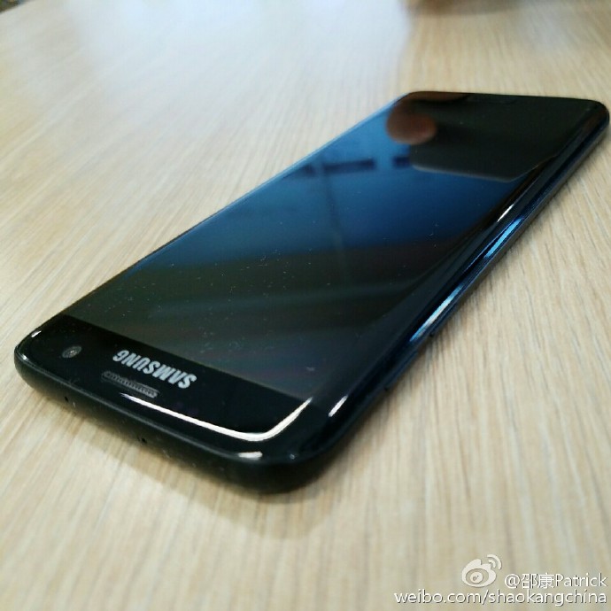 Galaxy S7 Edge Glossy Black bỗng dưng xuất hiện, iPhone 7 Jet Black sắp có “người anh em” Galaxy S7 Edge Glossy Black bỗng dưng xuất hiện, iPhone 7 Jet Black sắp có “người anh em”