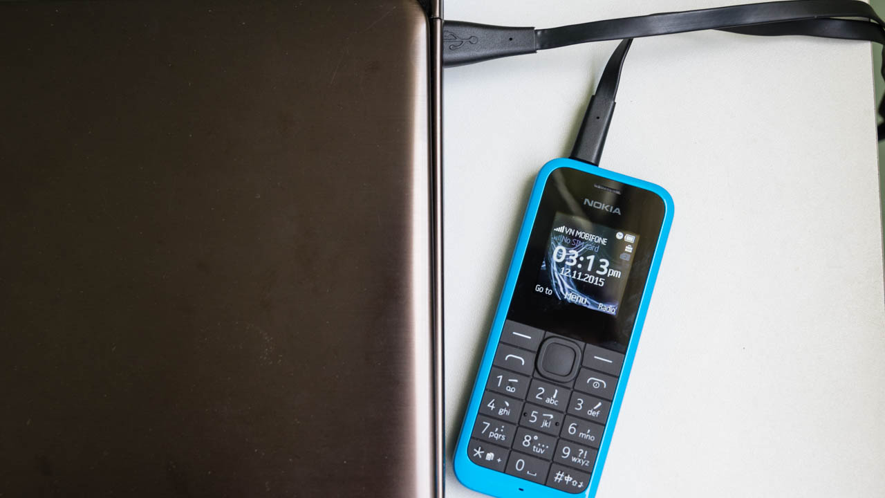 Nokia 105 có khả năng sạc pin linh hoạt nhờ cổng MicroUSB Nokia 105 có khả năng sạc pin linh hoạt nhờ cổng MicroUSB