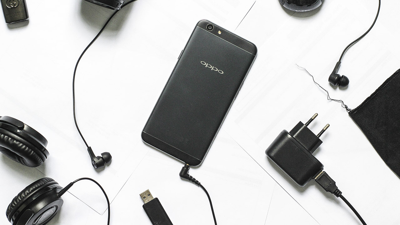trên tay oppo f1s đen