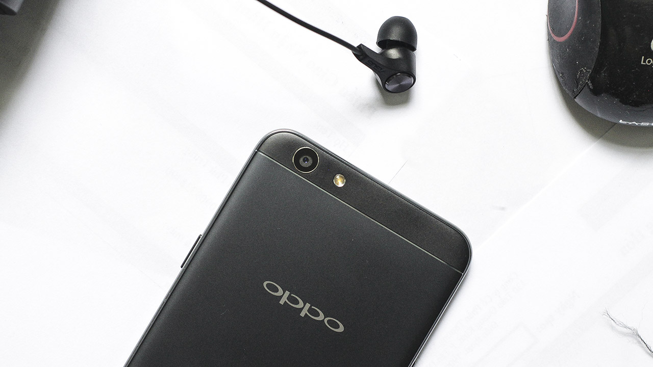 trên tay Oppo F1s màu đen nhám