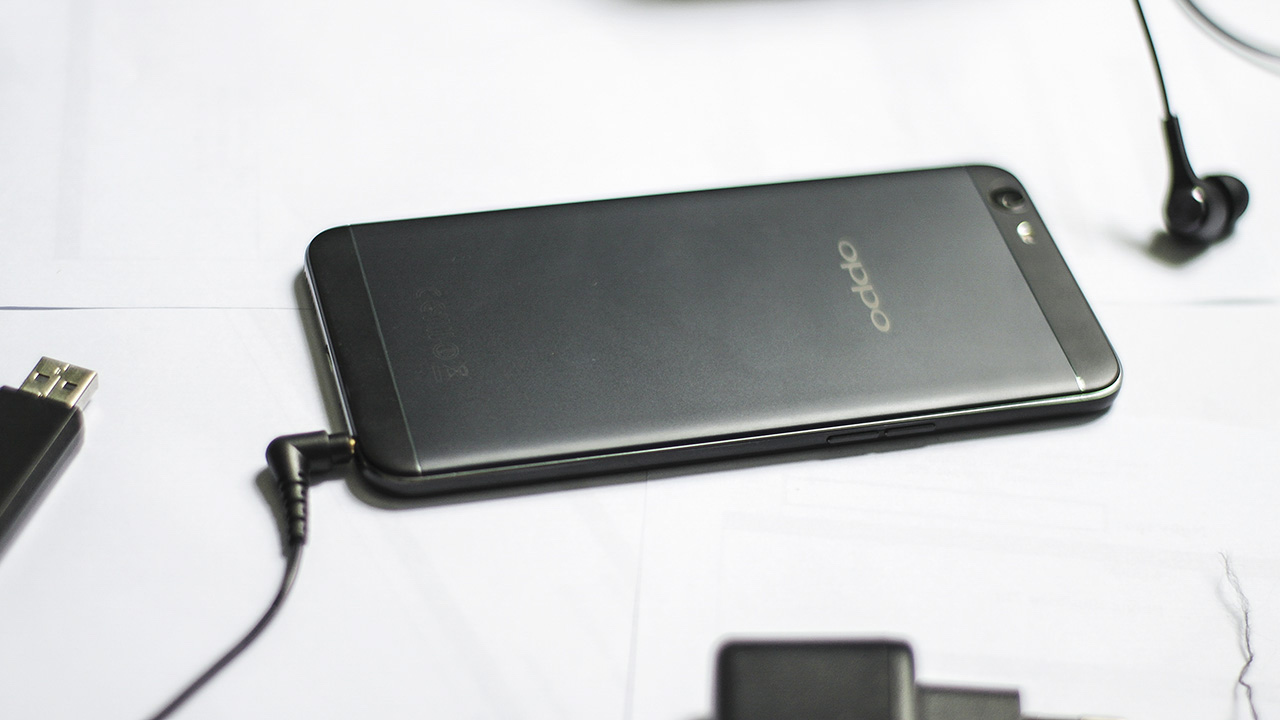 trên tay oppo f1s đen