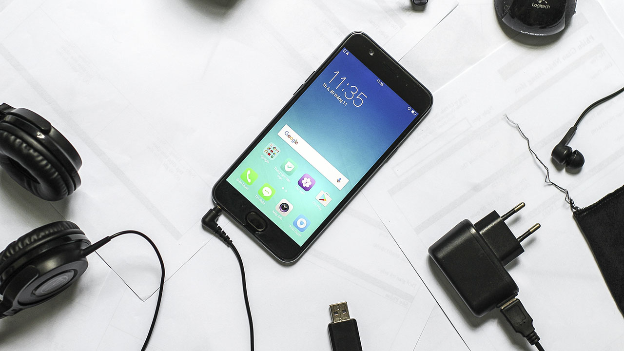 trên tay Oppo F1s màu đen nhám
