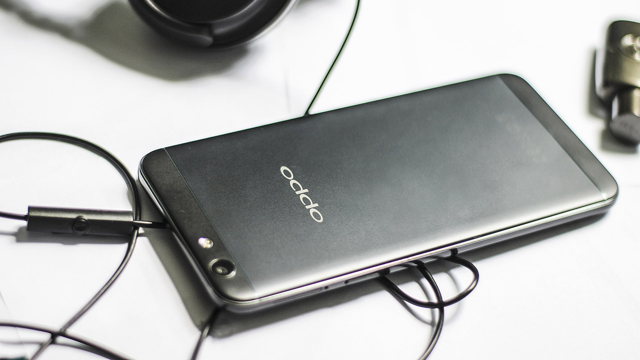 trên tay Oppo f1s đen