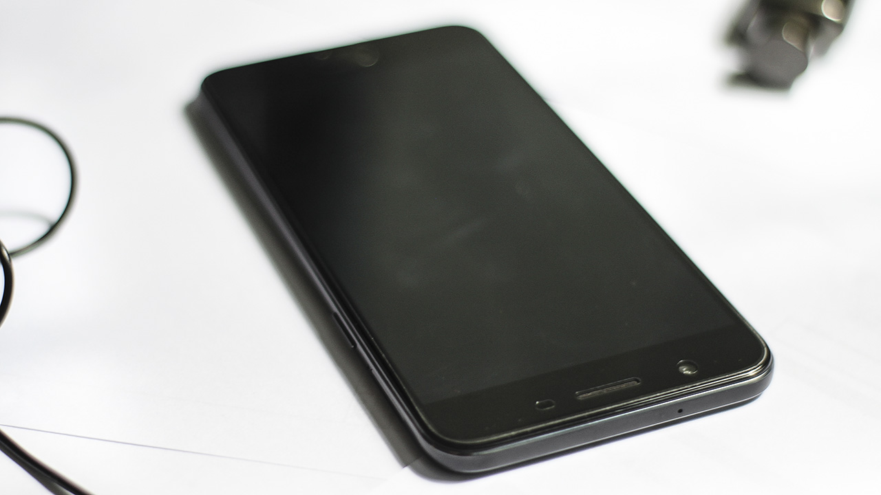 trên tay Oppo F1s màu đen nhám