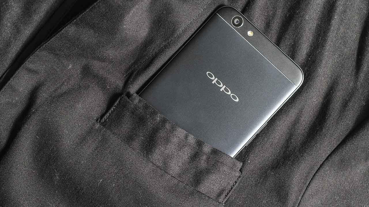 trên tay Oppo f1s đen
