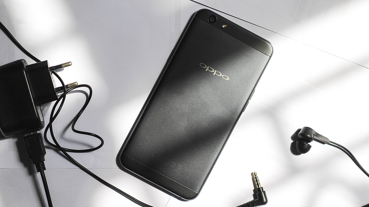 trên tay Oppo f1s đen