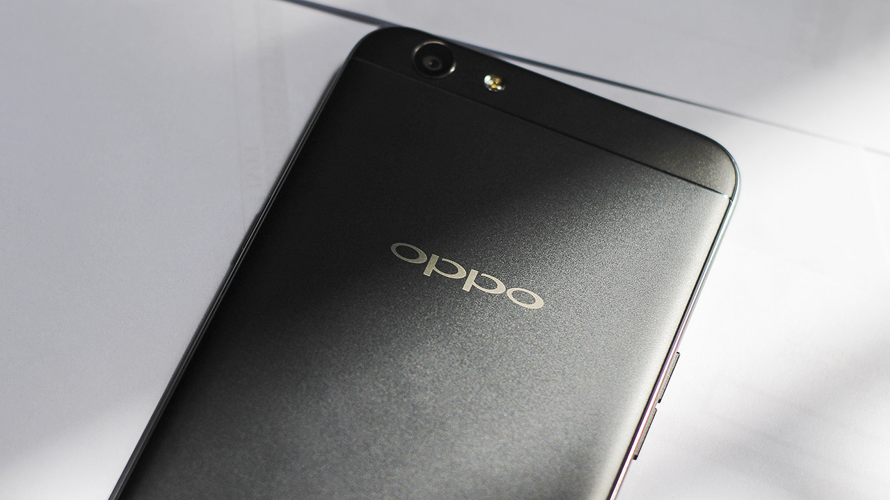 trên tay Oppo F1s màu đen nhám