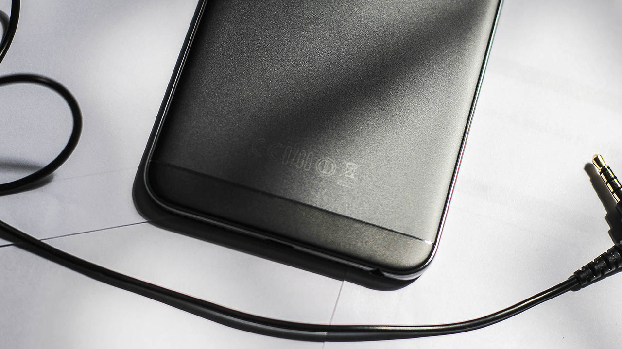 trên tay Oppo F1s màu đen nhám