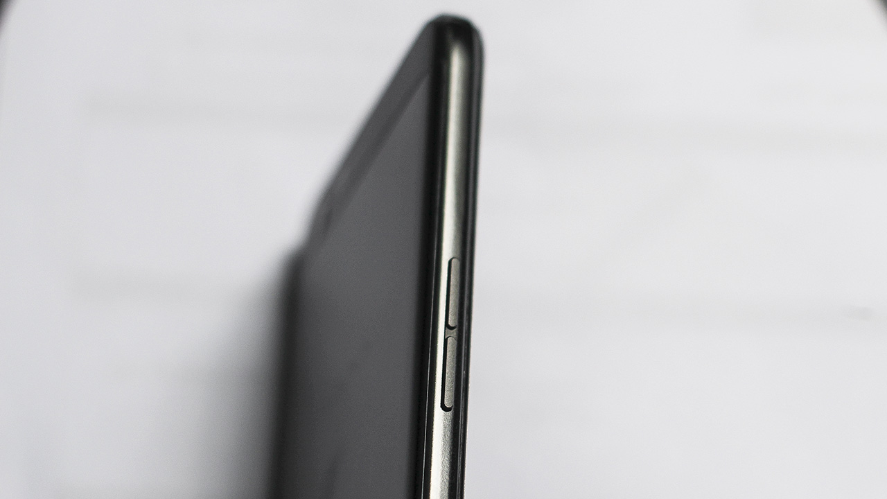 trên tay Oppo F1s màu đen nhám