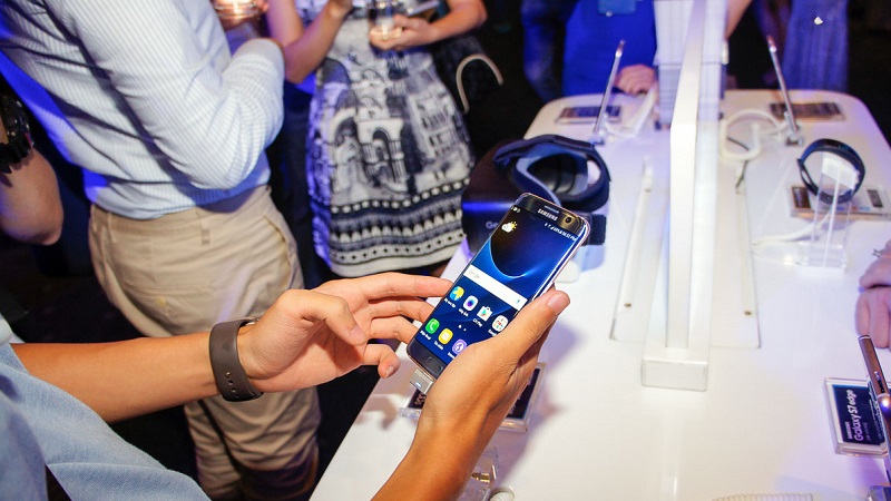 Càng về cuối năm, thị trường smartphone càng sôi động