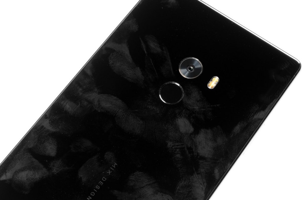 Đánh giá Mi Mix: Chàng lãng tử giữa trần gian bụi bặm Đánh giá Mi Mix: Chàng lãng tử giữa trần gian bụi bặm