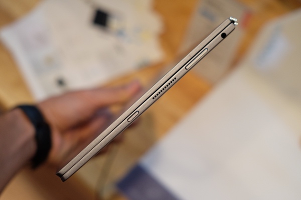 Lenovo ra máy tính bảng Yoga Book mỏng nhất thế giới tại Việt Nam, giá 13 triệu đồng Lenovo ra máy tính bảng Yoga Book mỏng nhất thế giới tại Việt Nam, giá 13 triệu đồng