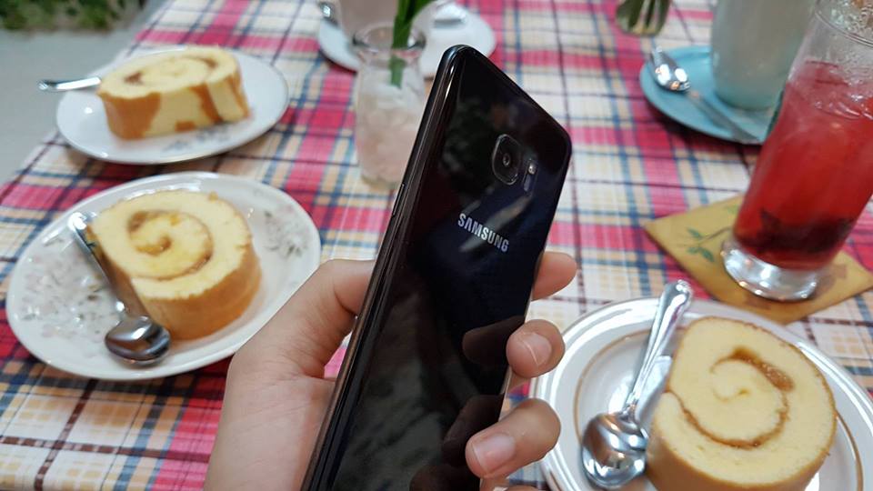 Hình ảnh thực tế Galaxy S7 Edge đen bóng tại Việt Nam